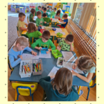 Dzieci rysują przy stolikach - kolaż