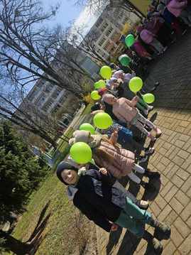 Dzieci z zielonymi balonami powitały wiosnę.
