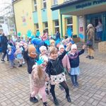 Dzieci idą do szkoły na wspólne obchody Światowego Dnia Świadomości Autyzmu