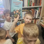 Chłopiec pokazuje odnalezioną książkę.jpg