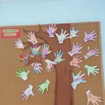Dzieci wykonały liście papierowe ze swoich odrysowanych i wyciętych dłoni