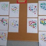 Dzieci wyklejały mapę Polski kolorowymi kuleczkami z plasteliny.