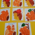 Dzieci pomalowały farbami sylwety jeża i wiewiórki.