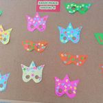 Dzieci ozdobiły kolorowymi wycinankami maski karnawałowe
