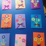 Dzieci zrobiły laurki z gotowych kolorowych elementów: kółek, prostokątów i kwiatuszków.