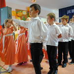 Grupa dzieci tańczy poloneza