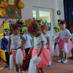 Dzieci tańczą taniec z pomponami