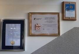 Zdjęcie ściany z umieszczonym certyfikatem i dyplomami.jpg