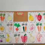 wystawa prac plastycznych warzywa malowane kredką pastelową
