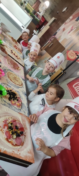 Dzieci dekorują swoje pizze.jpg