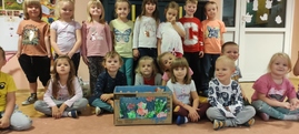 Grupa dzieci prezentuje wykonane akwarium.jpg
