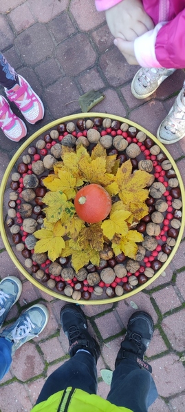 Mandala wykonana przez dzieci z jesiennych darów.jpg