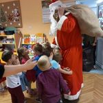 Mikołaj zegna się z przedszkolakami.