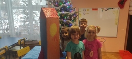 Dzieci prezentują swoją rakietę.jpg