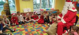 Mikołaj odwiedził dzieci w sali przedszkolnej