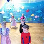 Dzieci ustawione w rozsypce tańczą do popularnych piosenek 