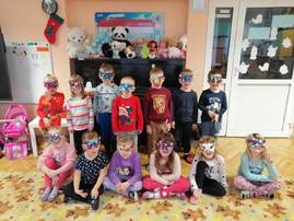Zdjęcie grupowe dzieci w maskach.jpg