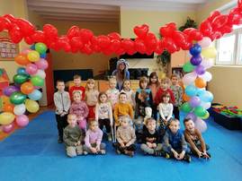 Zdjęcie grupowe dzieci w SP nr 1 w Puławach.jpg