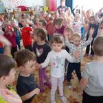 Dzieci biorą udział we wspólnych wiosennych zabawach 