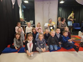 Zdjęcie grupowe dzieci w teatrze z aktorem.jpg